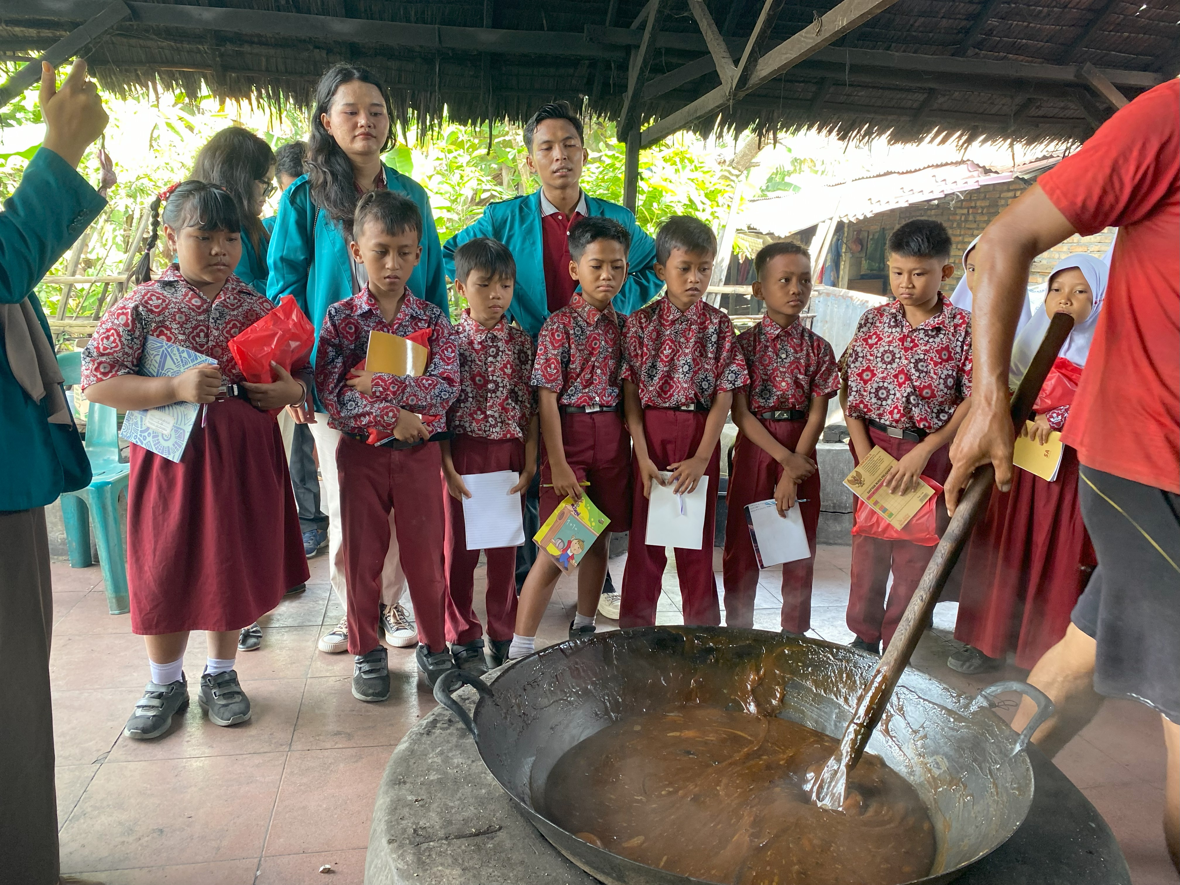 Pelaksanaan Program Kerja Study Outdoor Pembuatan Dodol bersama siswa SDN 101942 Desa Bengkel di salah satu produsen dodol yang ada di Desa Bengkel yang dilaksanakan oleh Mahasiswa KKN Unimed 2025